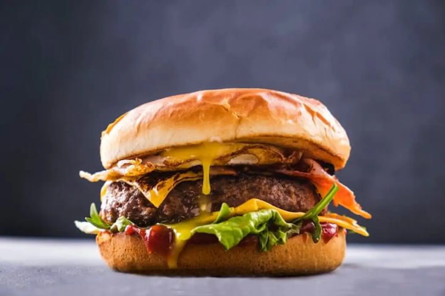 برجر لحم بالجبنة