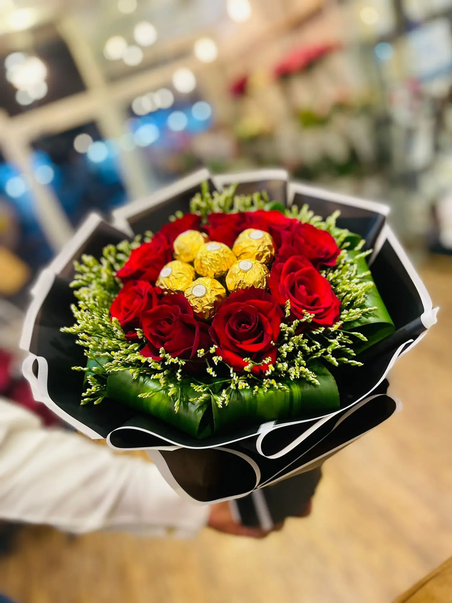 بوكيه كود 1018 شوكولاتة مع روز احمر