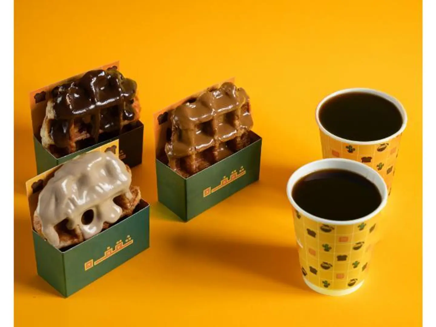 ثلاث قطع وافل كوبين قهوة ساخنة