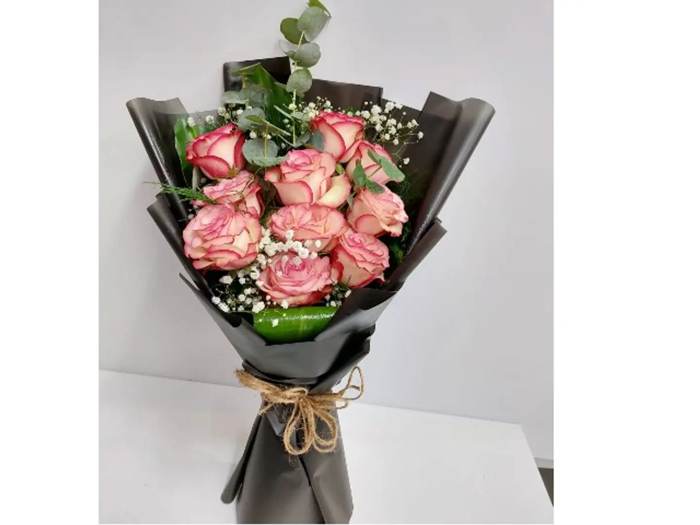 1018 Hand Bouquet Of 10 Roses With Accessories
