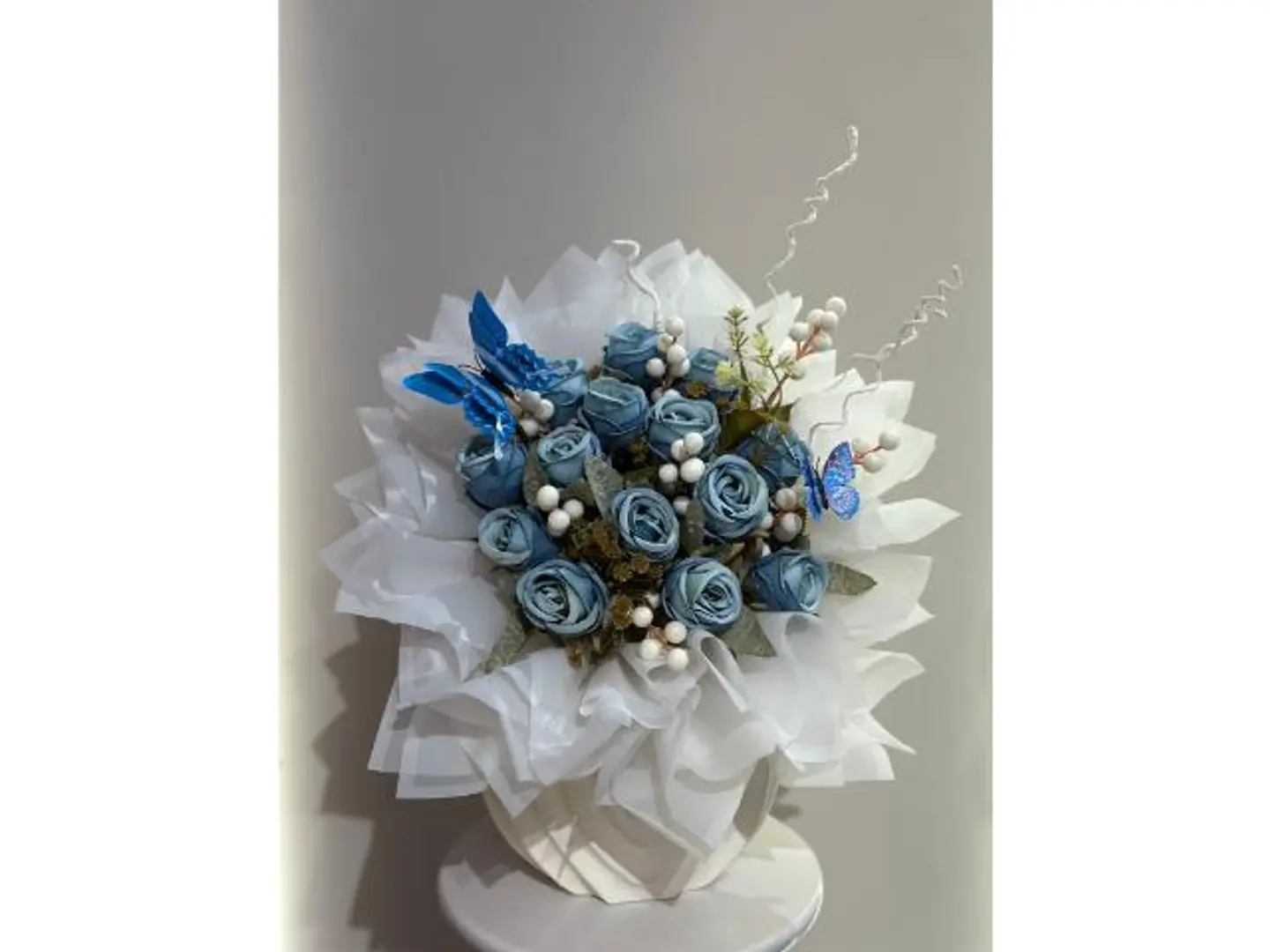 فازة ورد صناعي مع فراشات