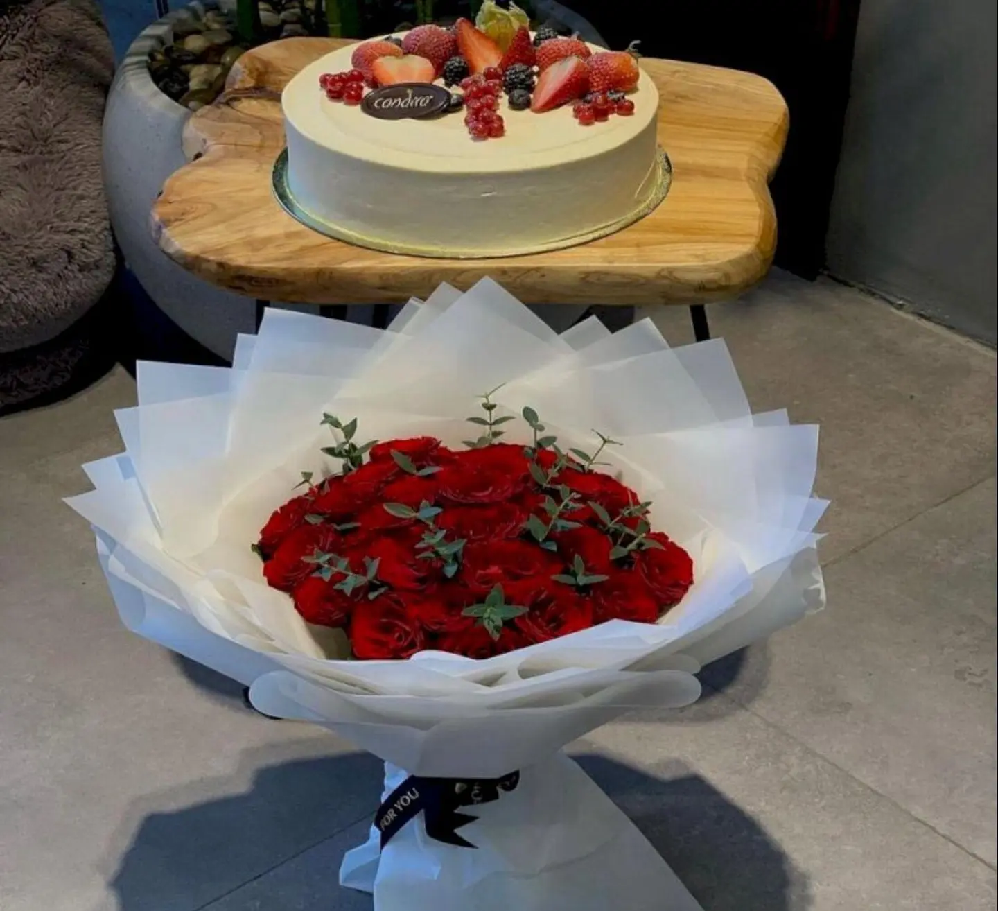 Feelings Bouquet With Kandera Cake