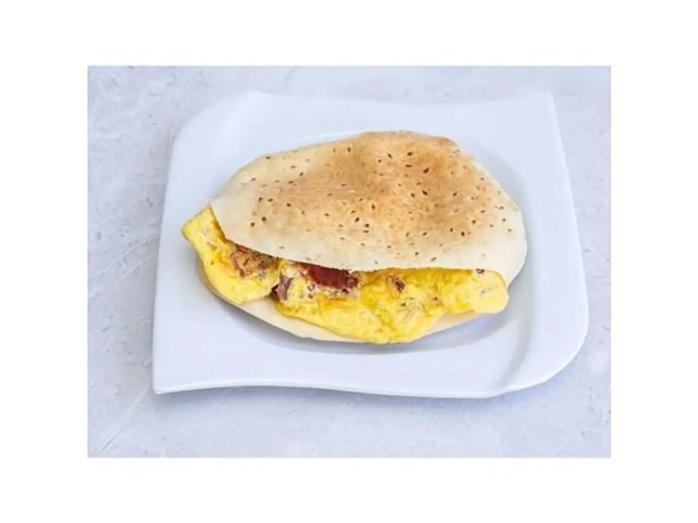 ساندوتش فول مع بيض مقلي