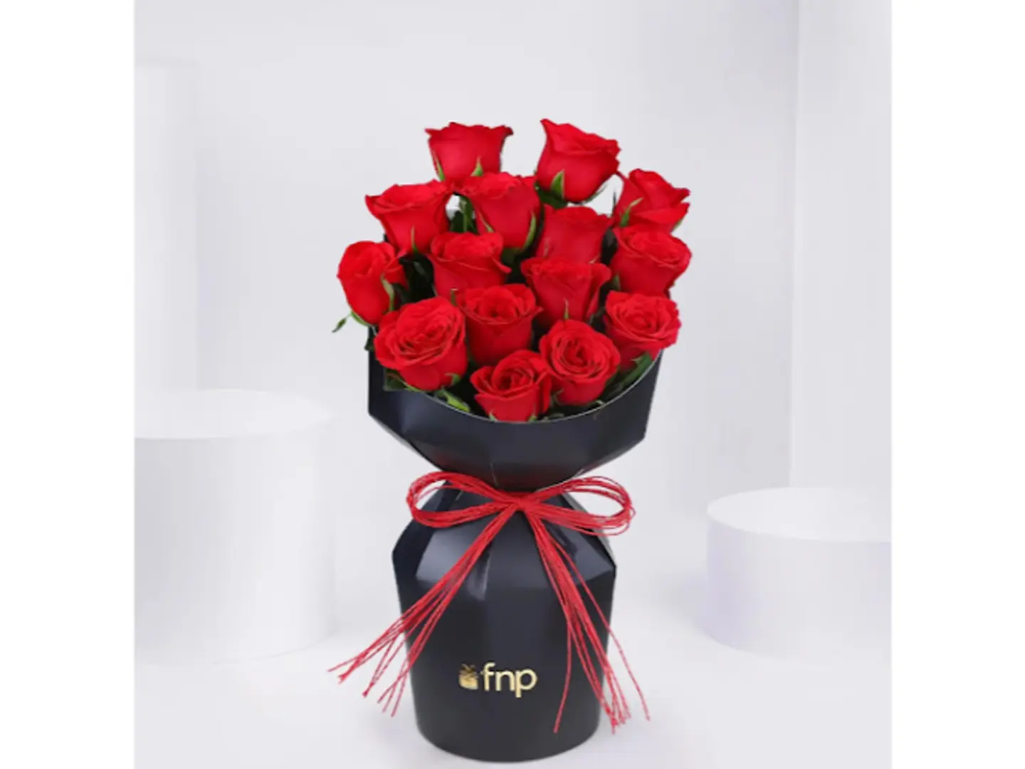 باقة من 15 وردة حمراء في عبوة جديدة وجميلة