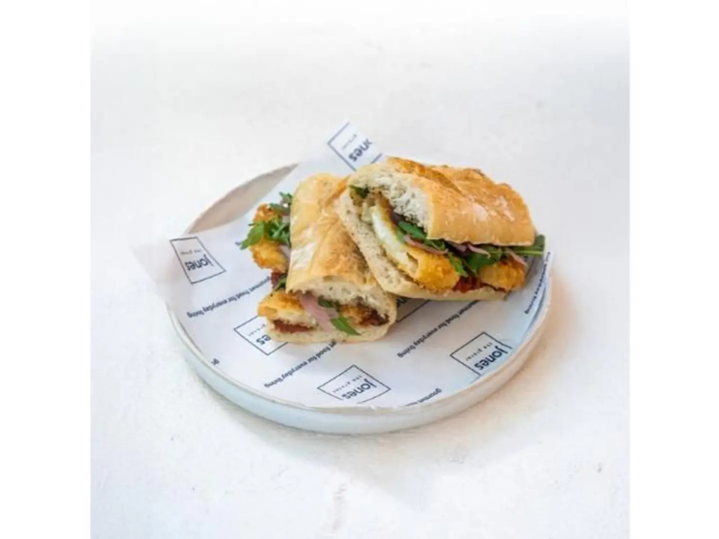 سندويش الموزاريلا المقرمشة مع الطماطم المجففة