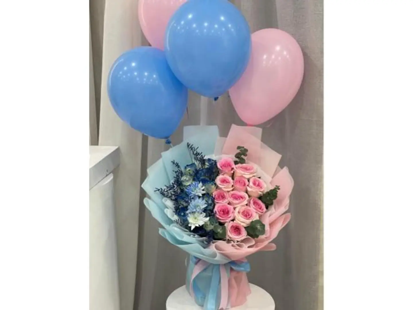 باقة توام ورد وبالونات