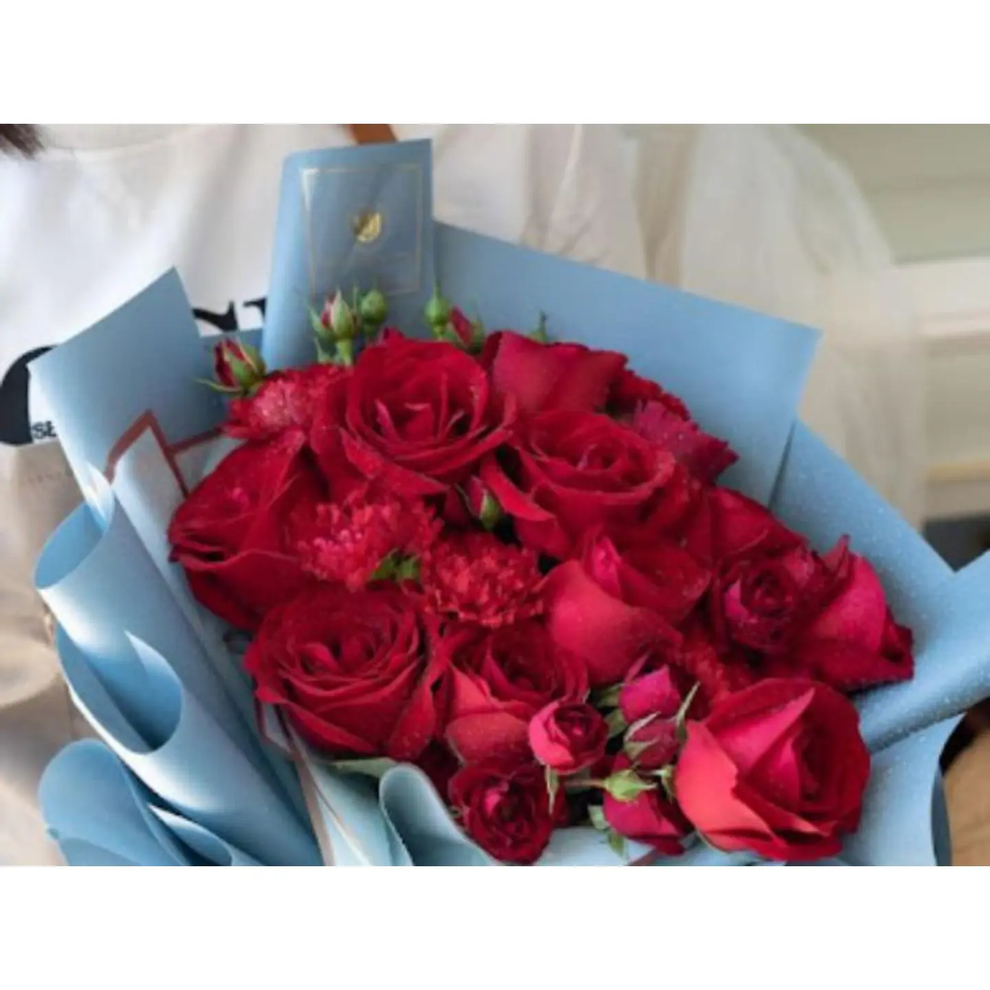 باقة ورد احمر طبيعي بورق ازرق