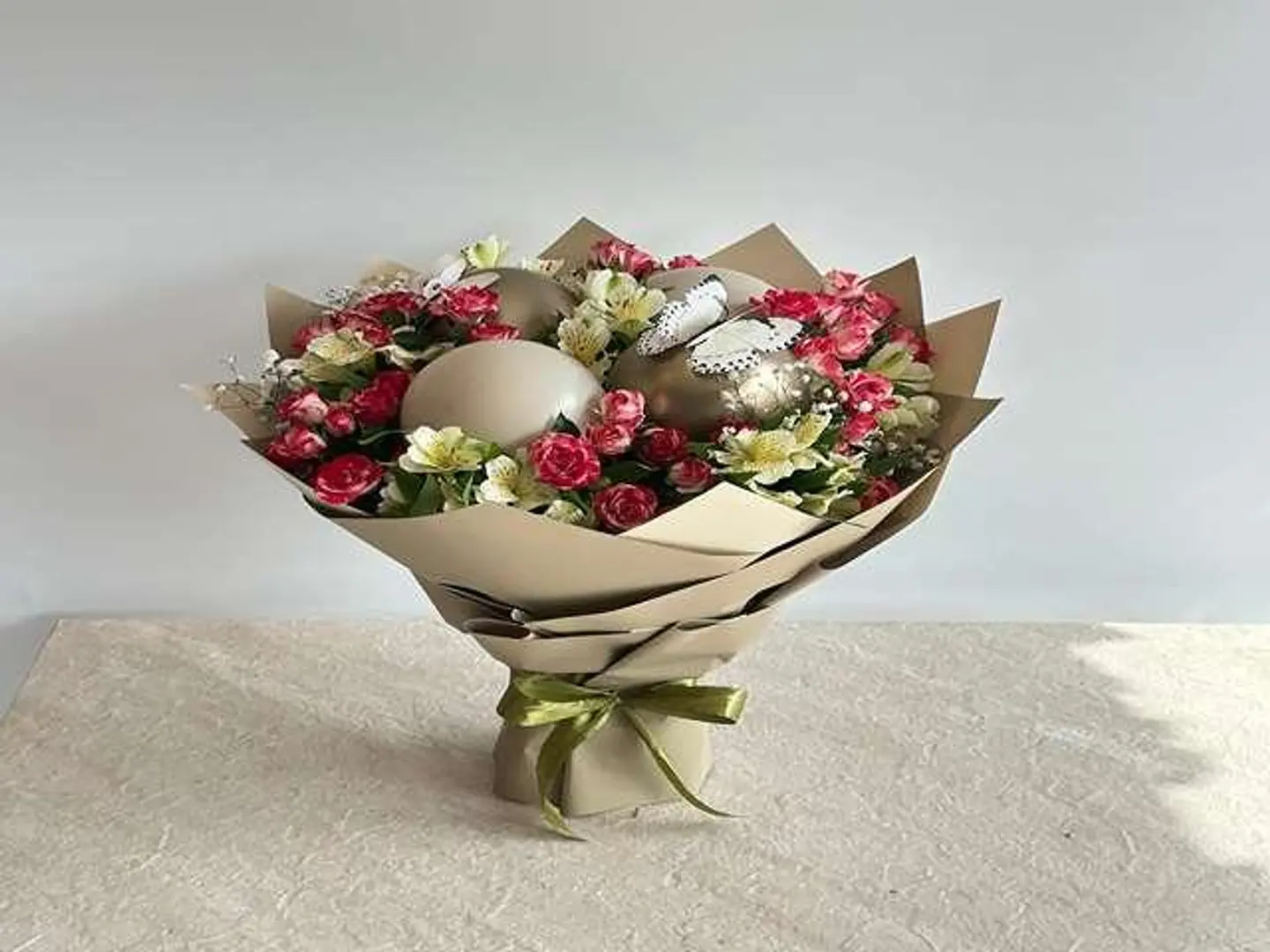 بوكيه الربيع الأنيق لمسة بالونات