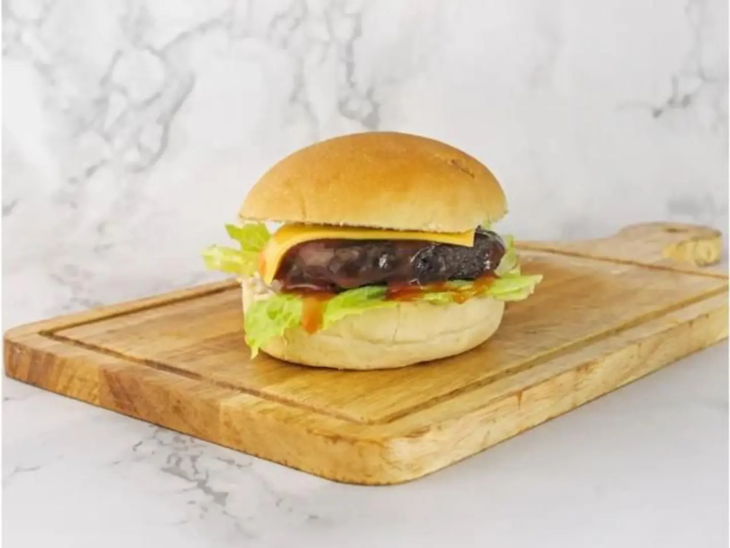 برجر لحم طازج خبز بطاطس