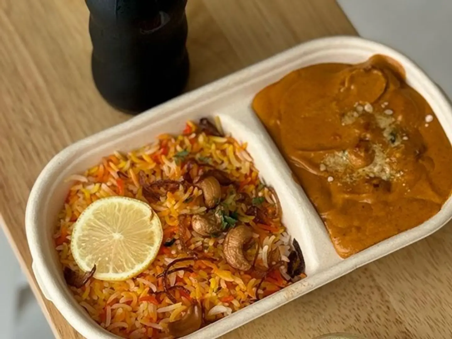 وجبة دجاج بالزبدة مع ارز البرياني والصوص الاخضر والبيبسي