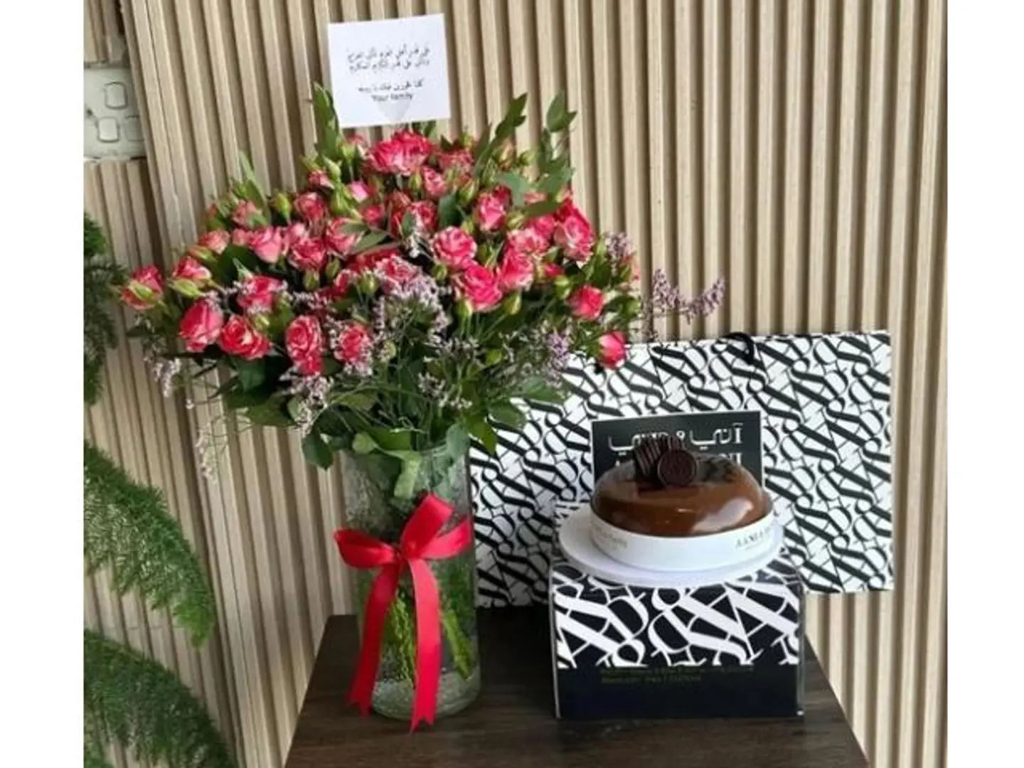 Beauty Vase With Ani & Dani Cake