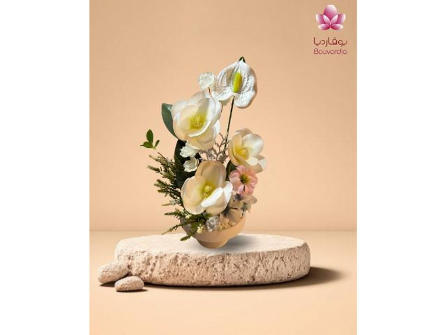 فازة ورد صناعي ابيض
