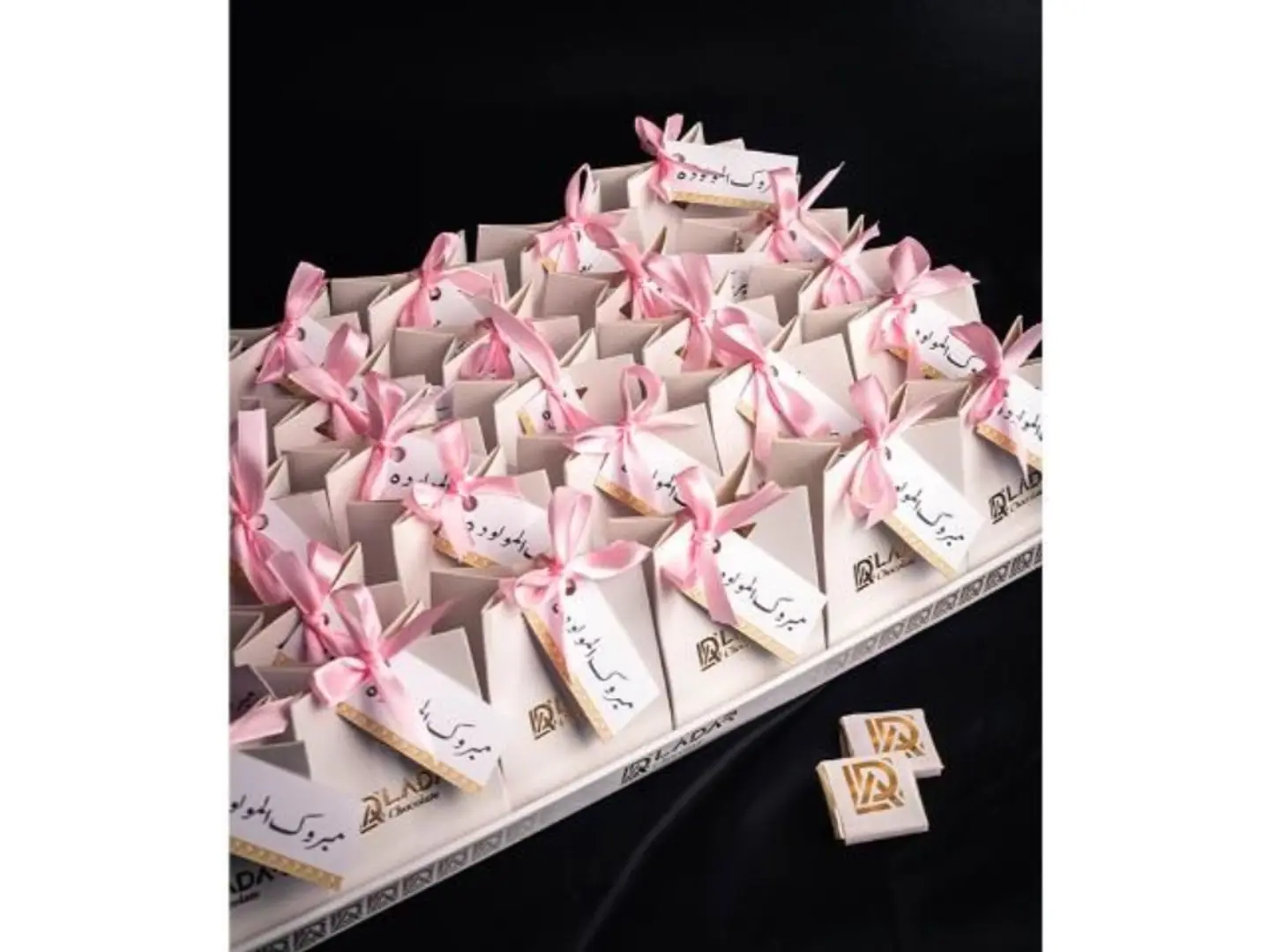 توزيعات شوكولاتة مواليد وردي. جاهزة للتقديم والضيافة