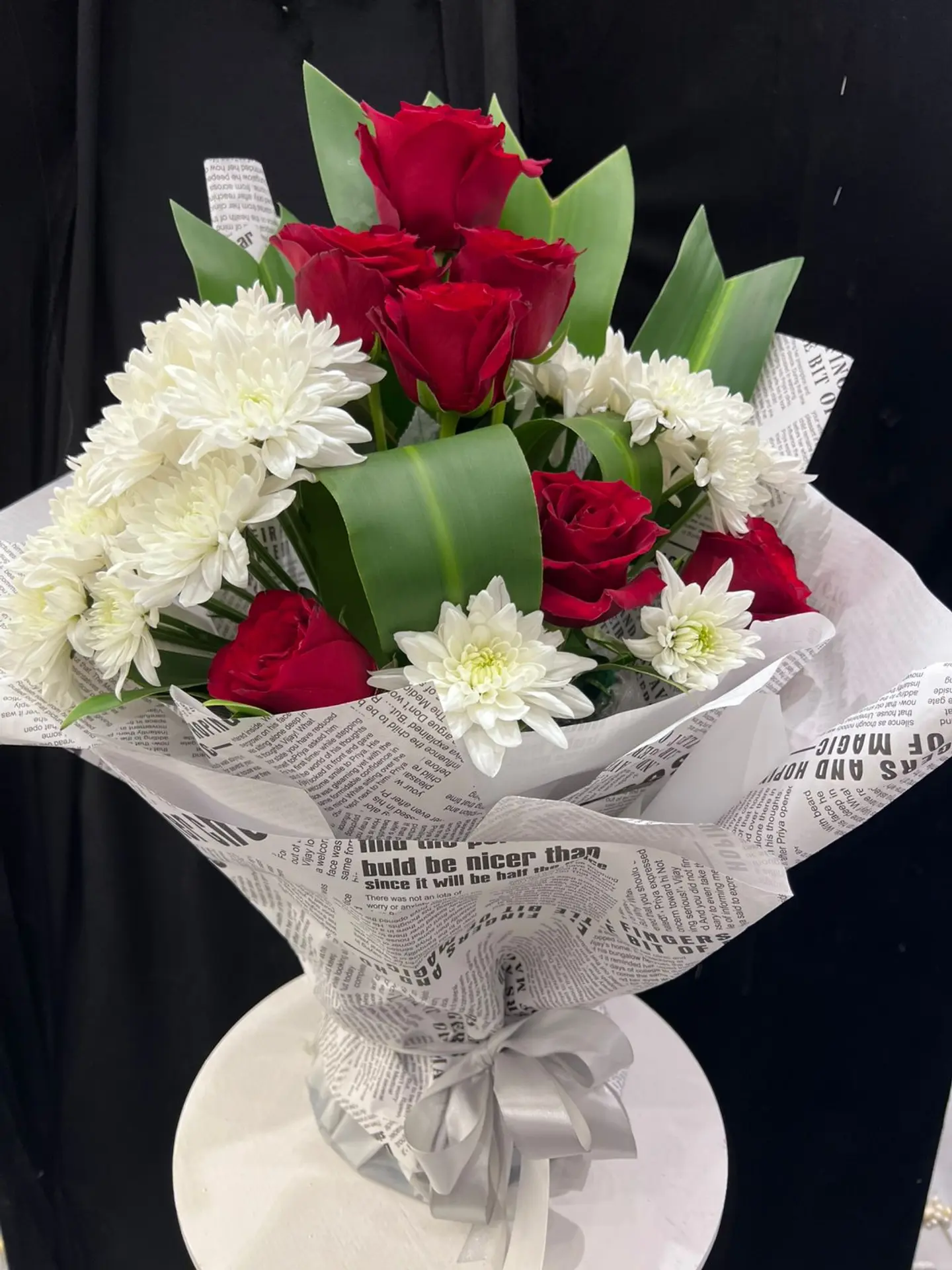 بوكيه جوري أحمر عدد 6 مع كريز أبيض عدد10 مع خلفية ومطعم دراسينا مغلف بورق جرايد