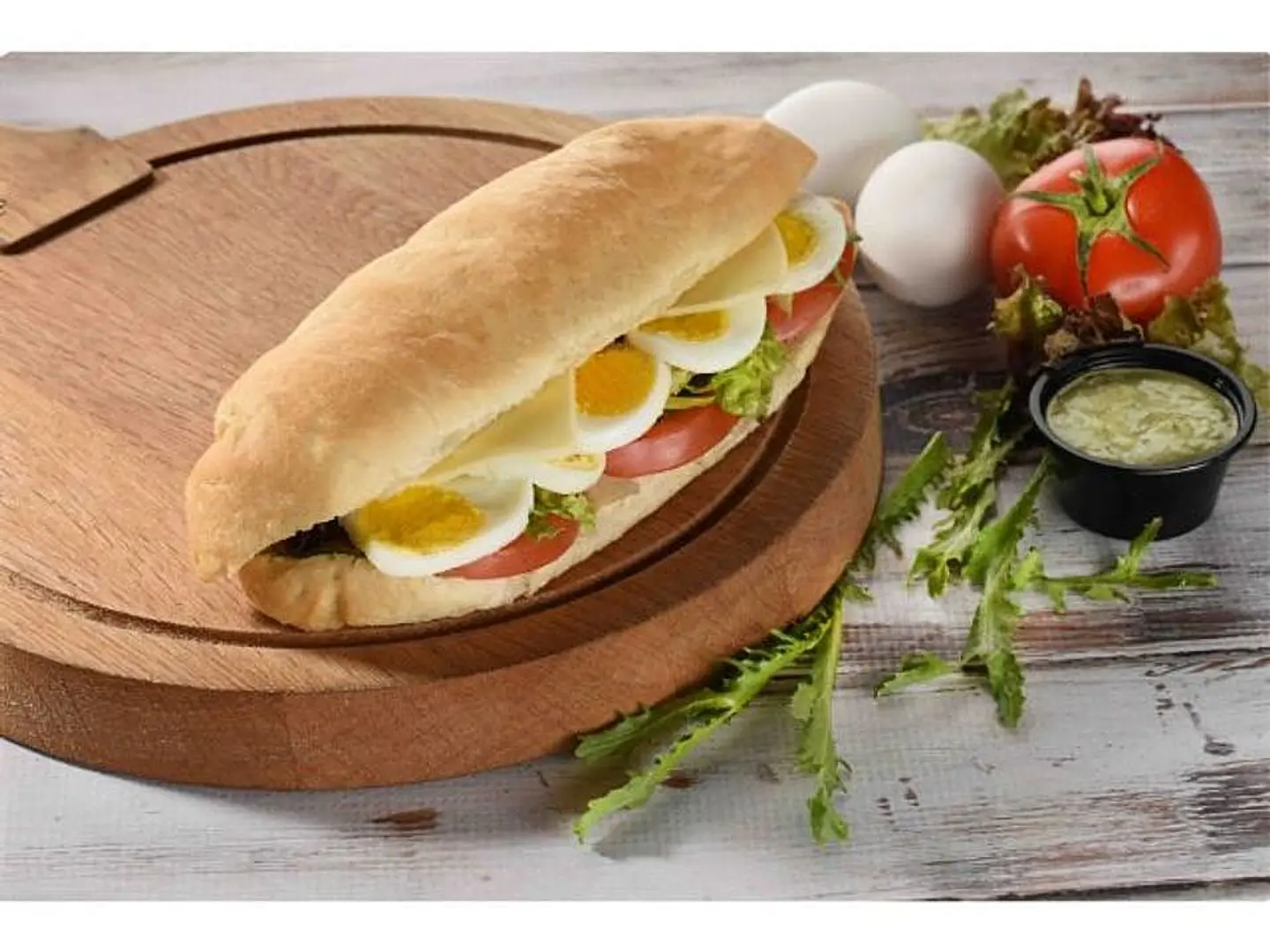 ساندوتش البيض بالبيستو