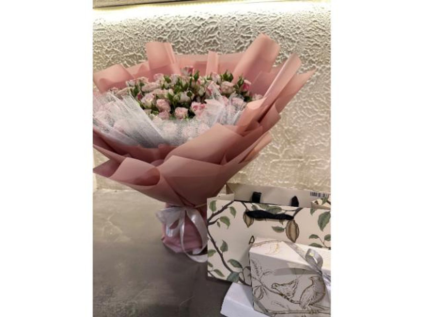 شوكليت مع باقة ورد راقيه