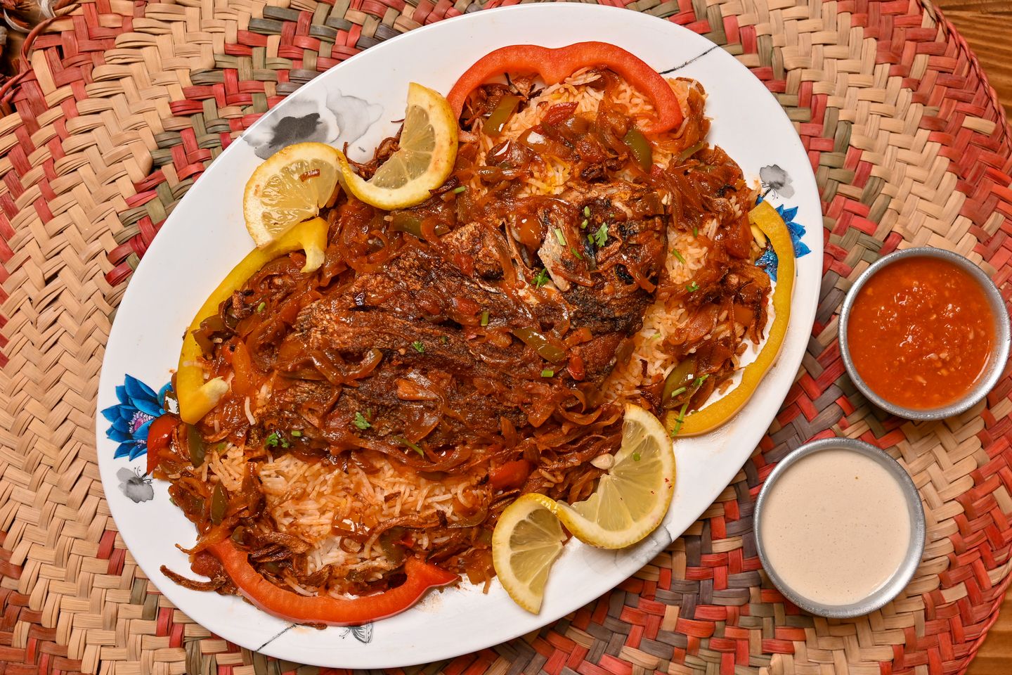 في قاعتة سمك