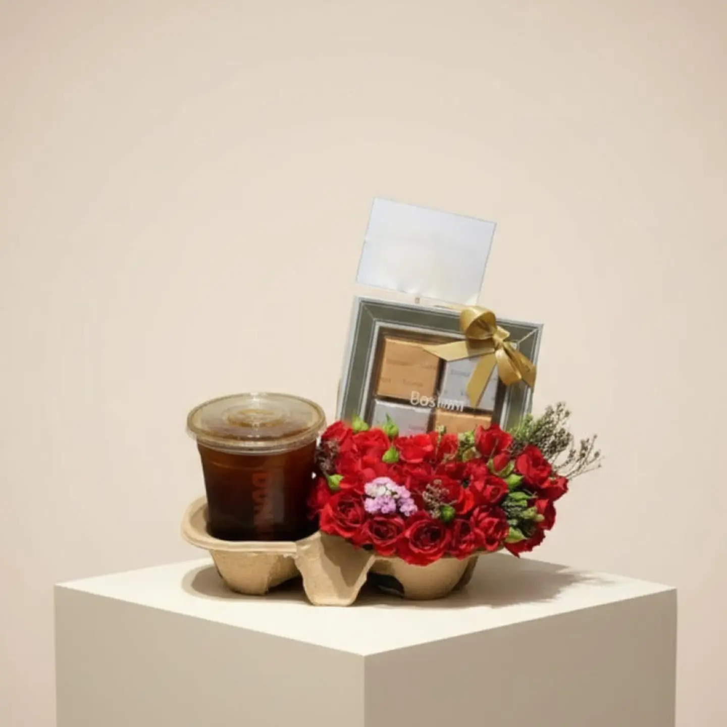 تنسيق ورد وقهوة مع شكلاته بستاني