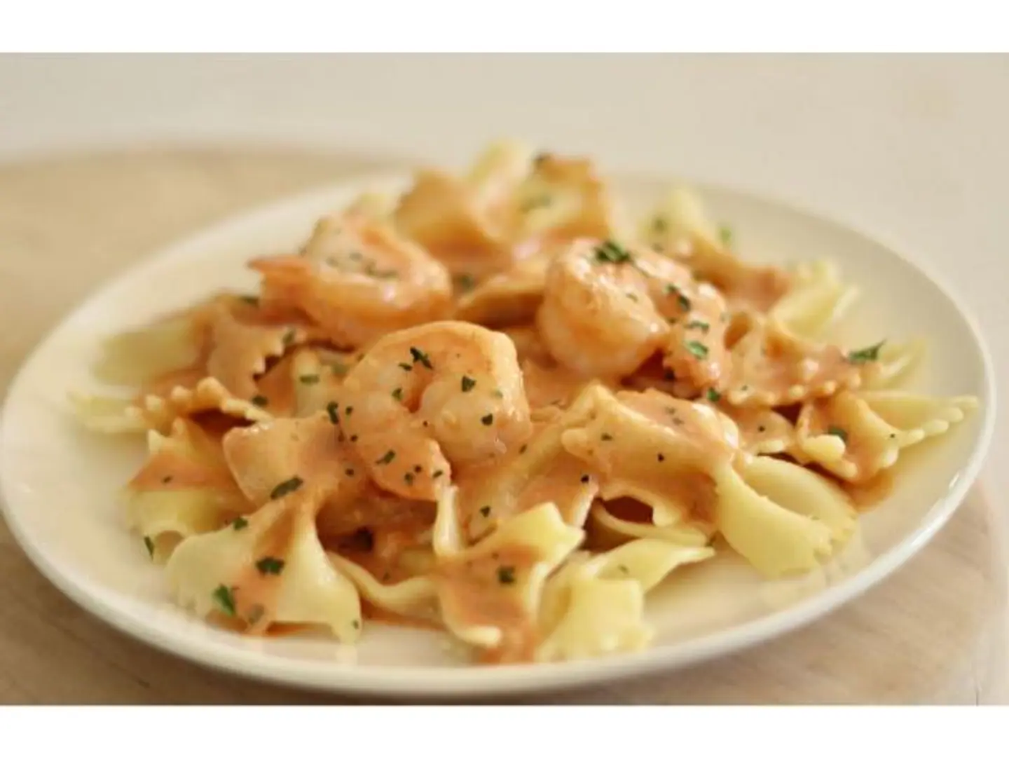 معكرونة بصلصة وردية روبيان