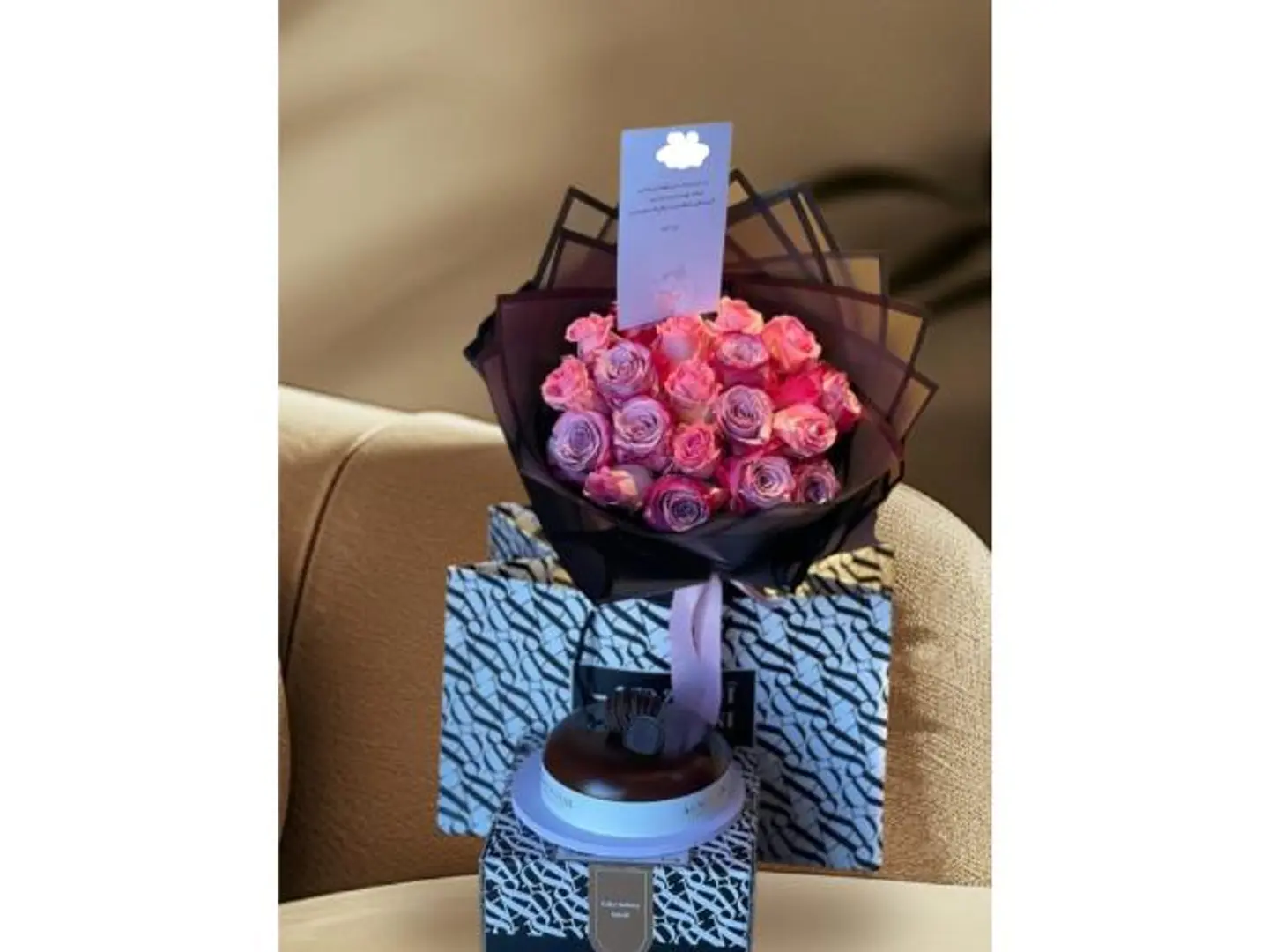 كيكه اني وداني مع باقه ورد موف مع وردي