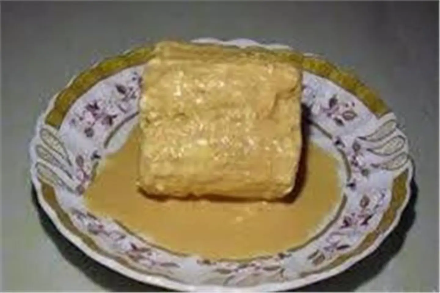 صحن جبنة قديمة كبير