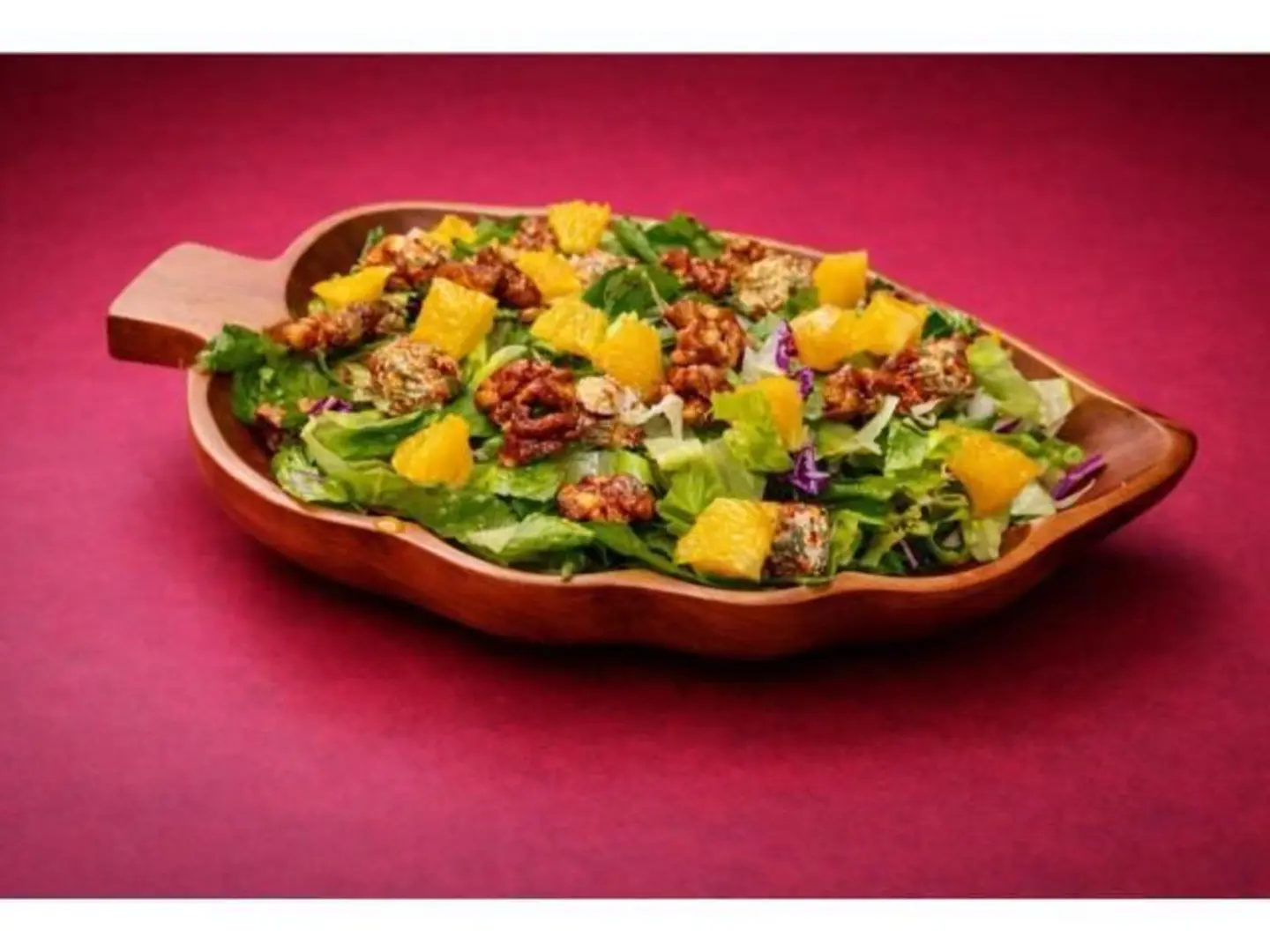 سلطة الجوز والجبن والبرتقال