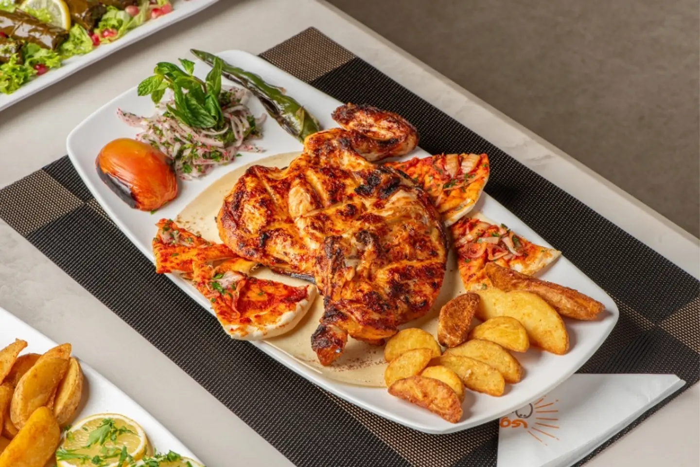 نصف دجاج فحم مع ارز