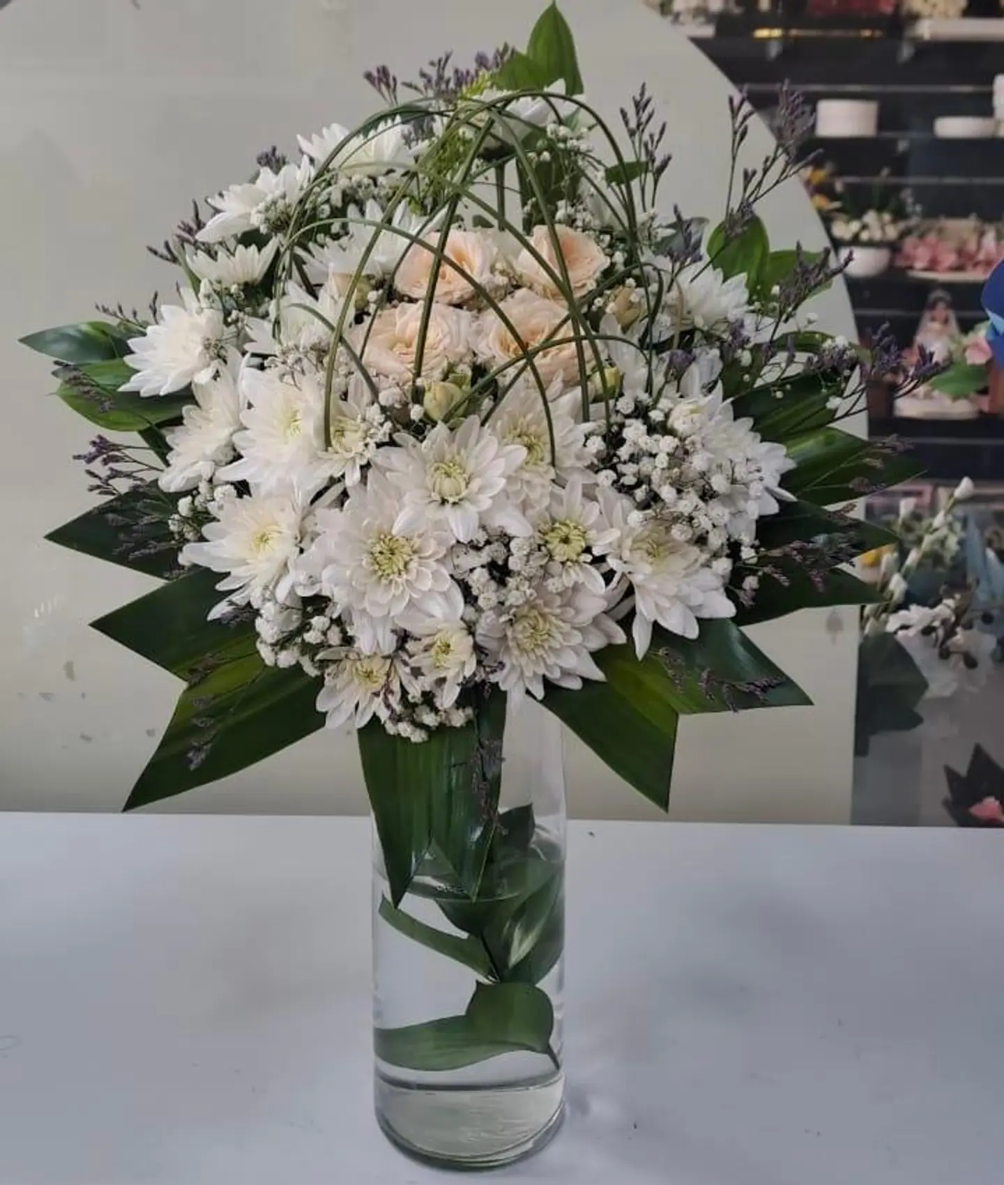 جمال الورد الأبيض بزجاج النقاء الهادئ