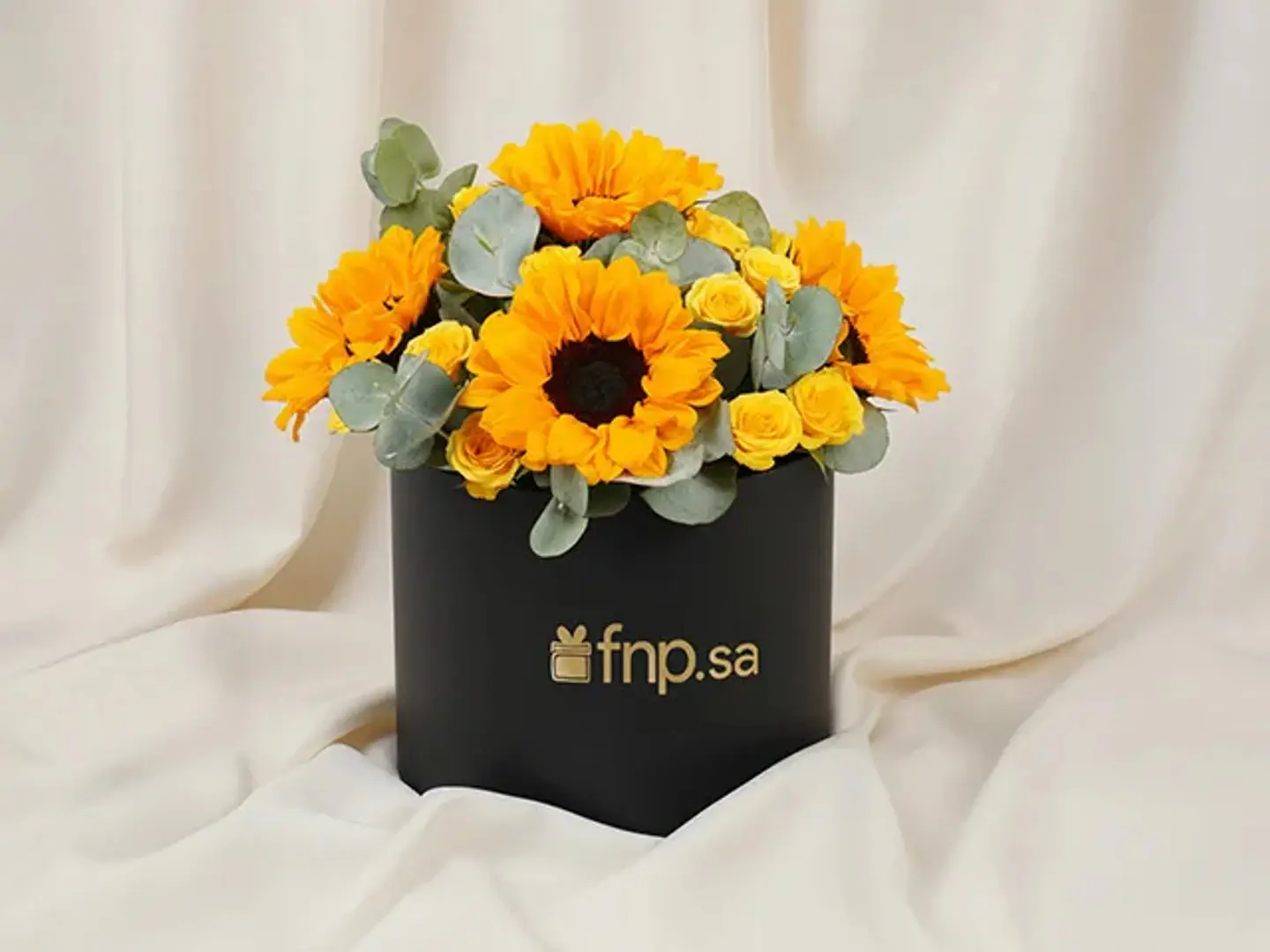 زهور عباد الشمس والورود الصفراء الصغيرة باقة زهور زاهية