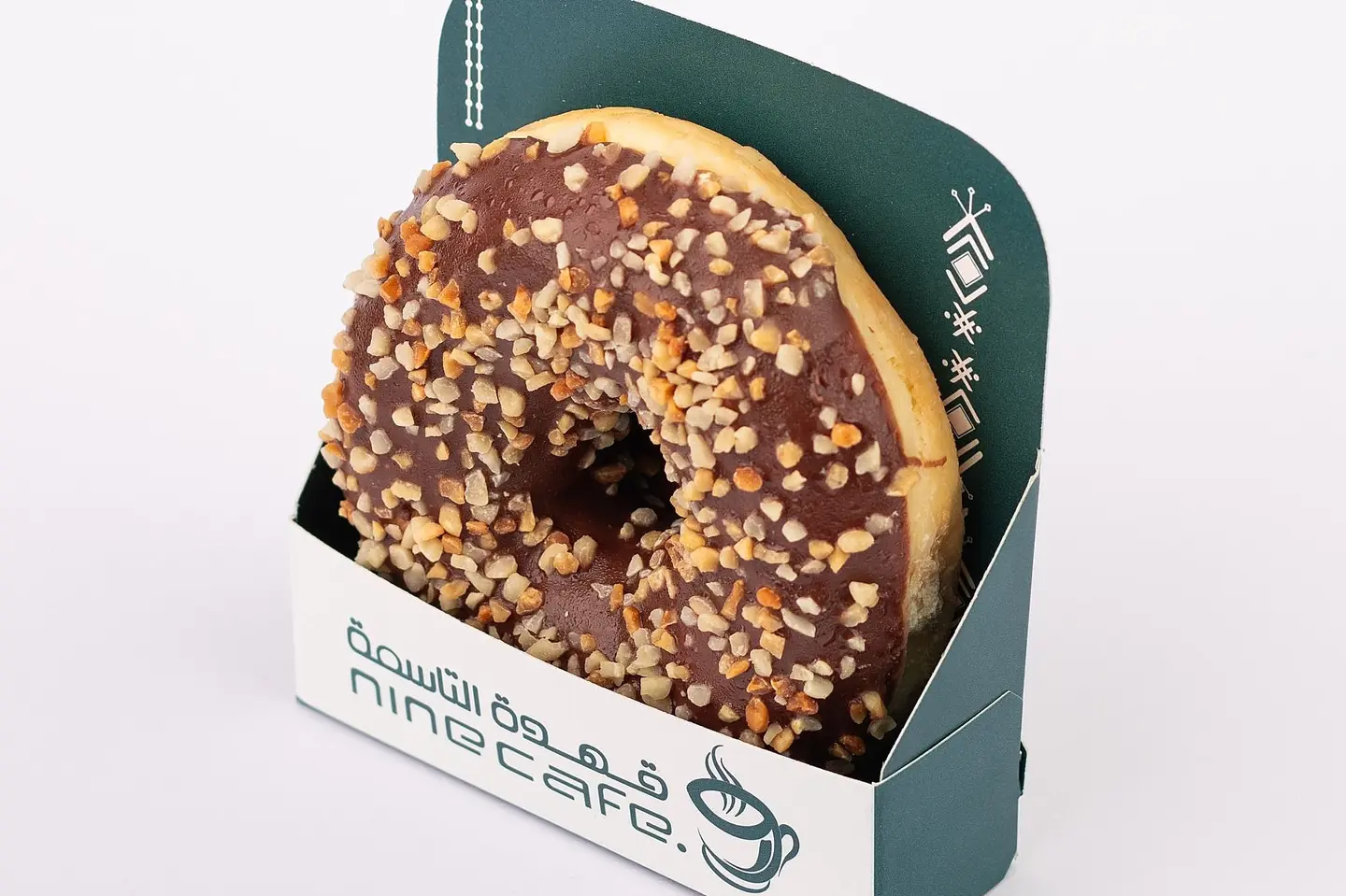 شوكولاته وبندق دونات