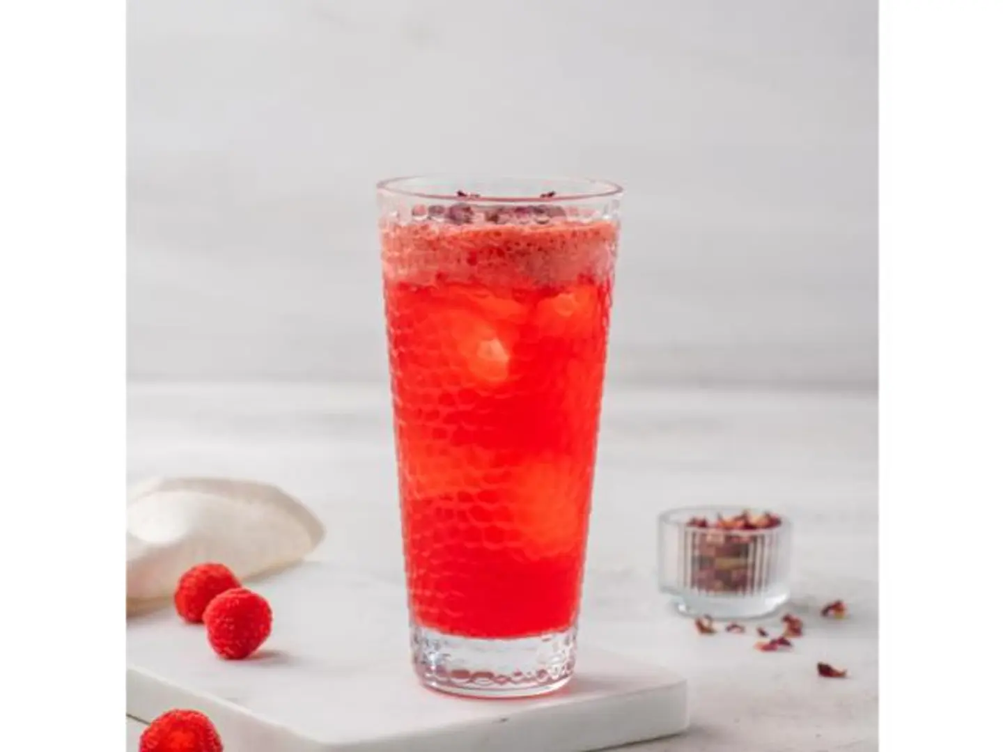 شاي مثلج بتوت العليق والورد