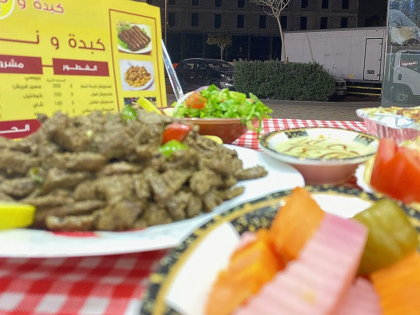 طبق سجق و طبق كبدة مع الطحينة والعيش