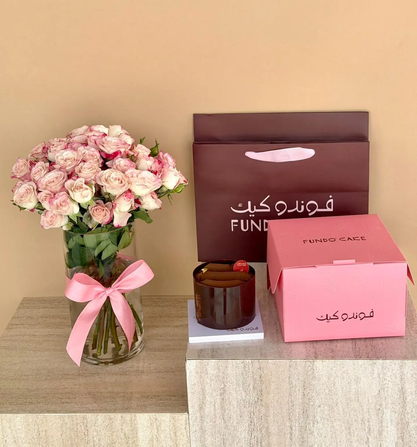 فازة مع كيكة الشوكليت الصغيرة