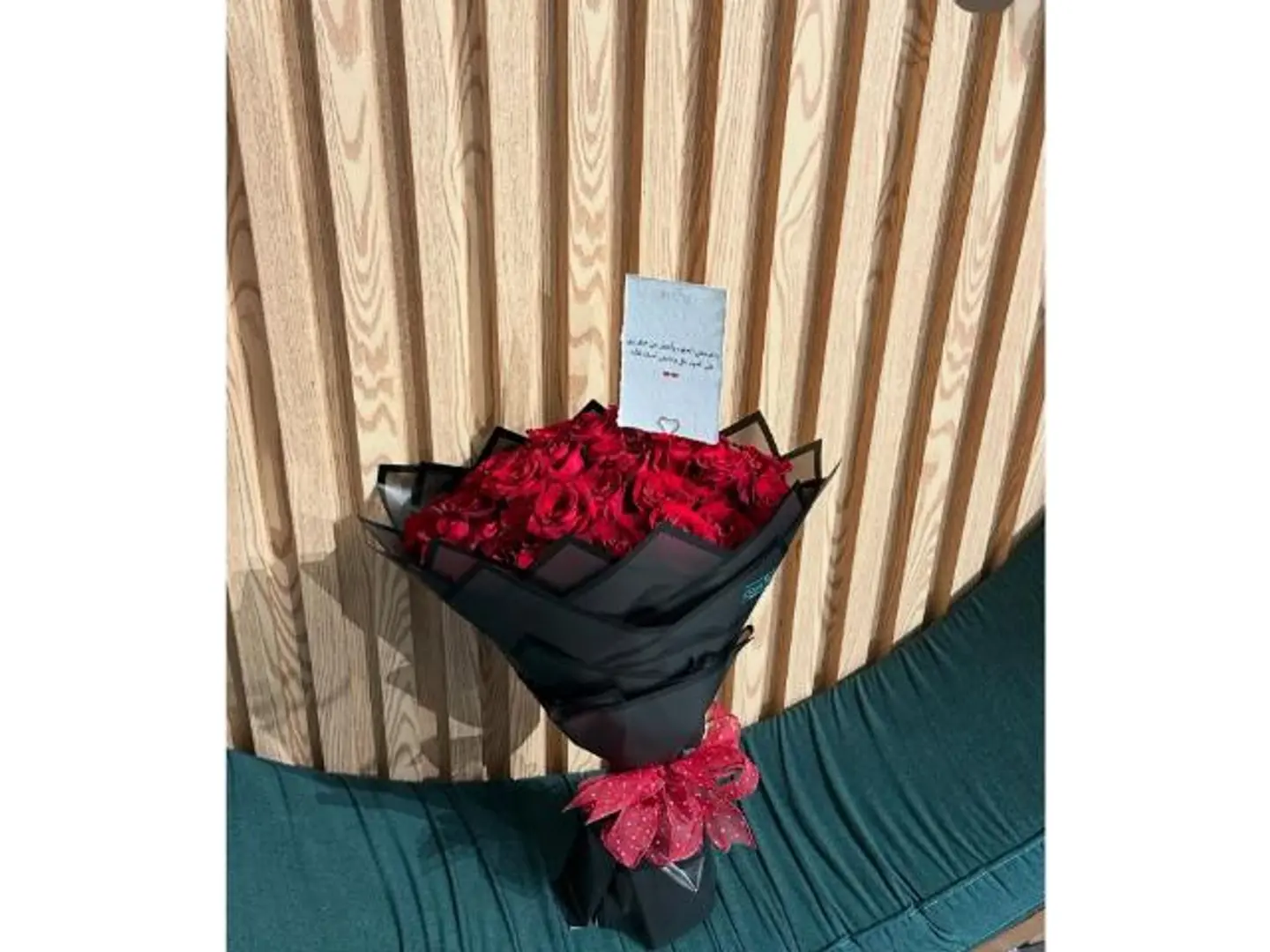 بوكيه احمر مع تغليف اسود