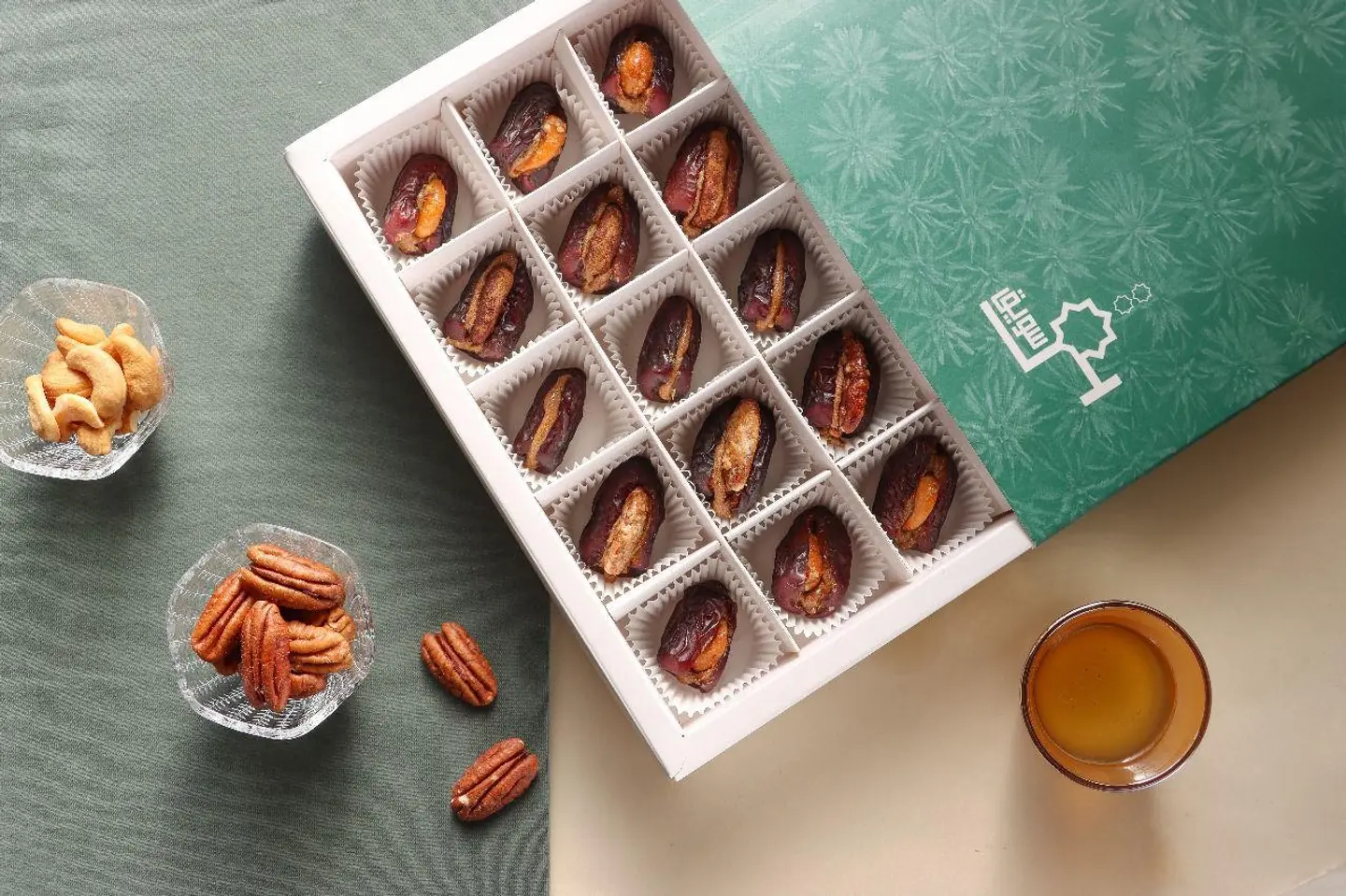 بوكس تمر صفاوي محشي مكسرات