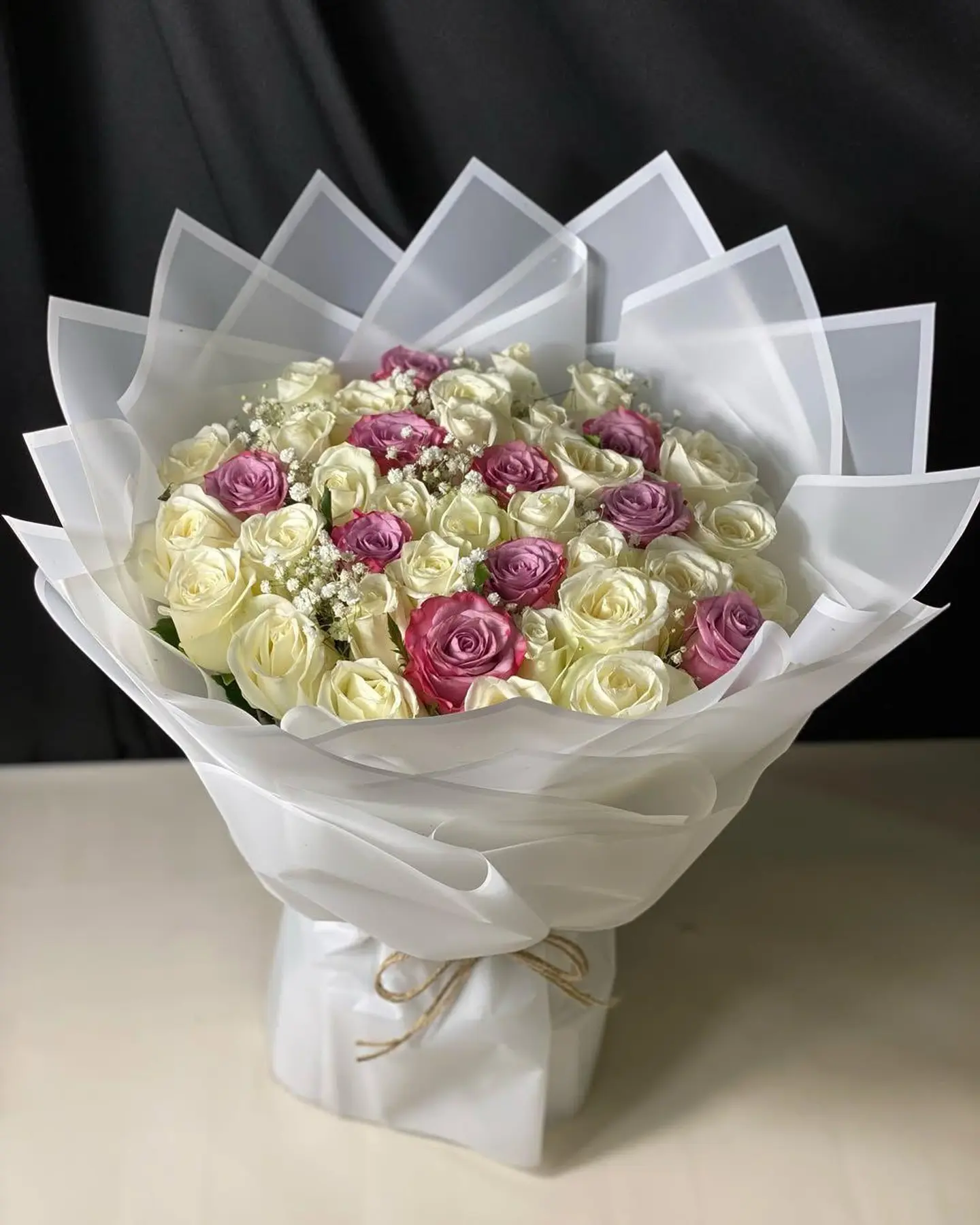 باقه ورد طبيعي ملون تغليف ابيض