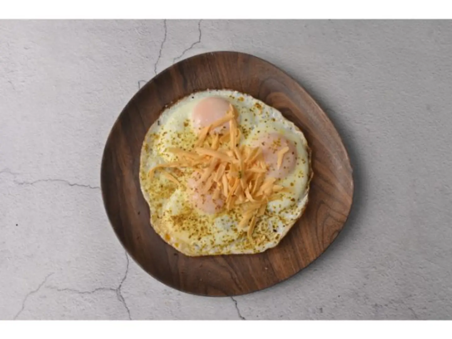 بيض عيون مع جبن تشيدر