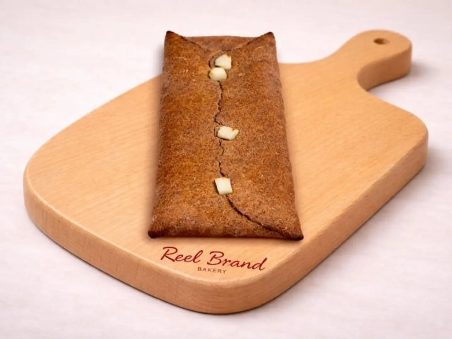 خبز أحمر بجبنة الحلوم و الخضروات