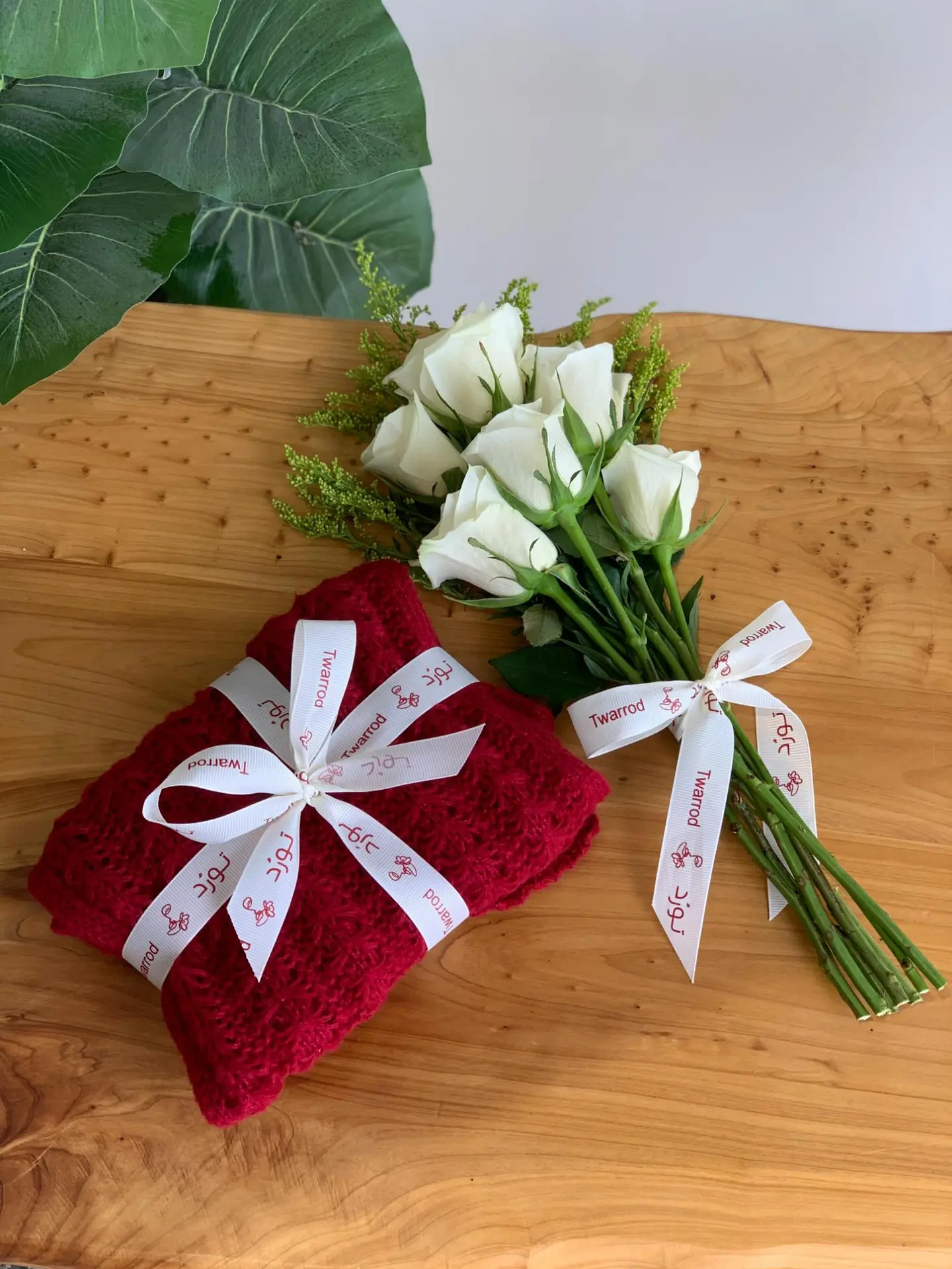 سكارف العام الجديد مع ورد ابيض