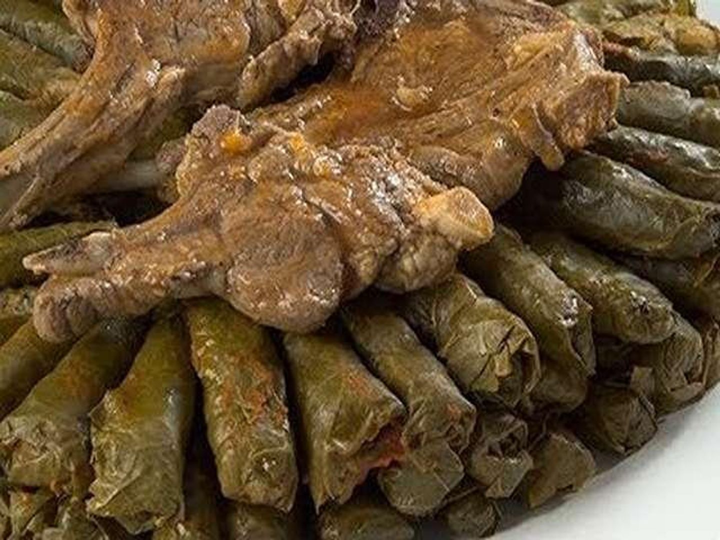 طاجن ورق عنب باللحمة مع البطاطس
