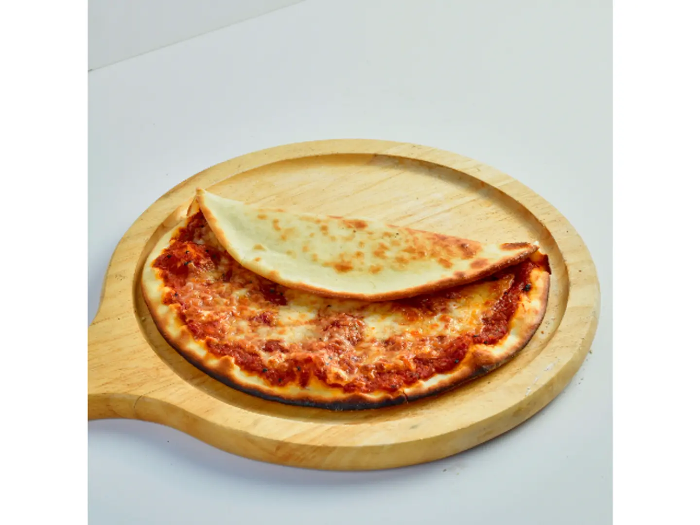 منقوشة محمرة مع قشقوان