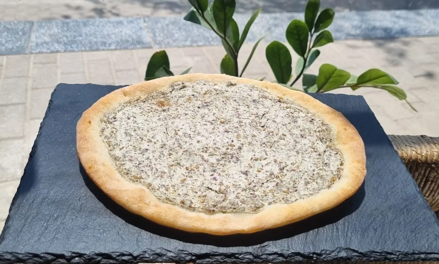 منقوشة لبنة فاخرة وعسل
