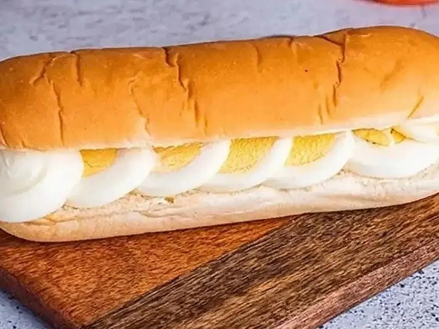 ساندوتش بيض مسلوق مع الجبن