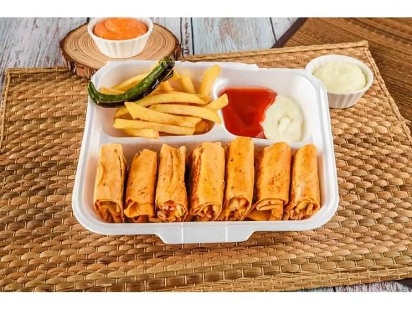 صحن عربي دجاج خبز أحمر