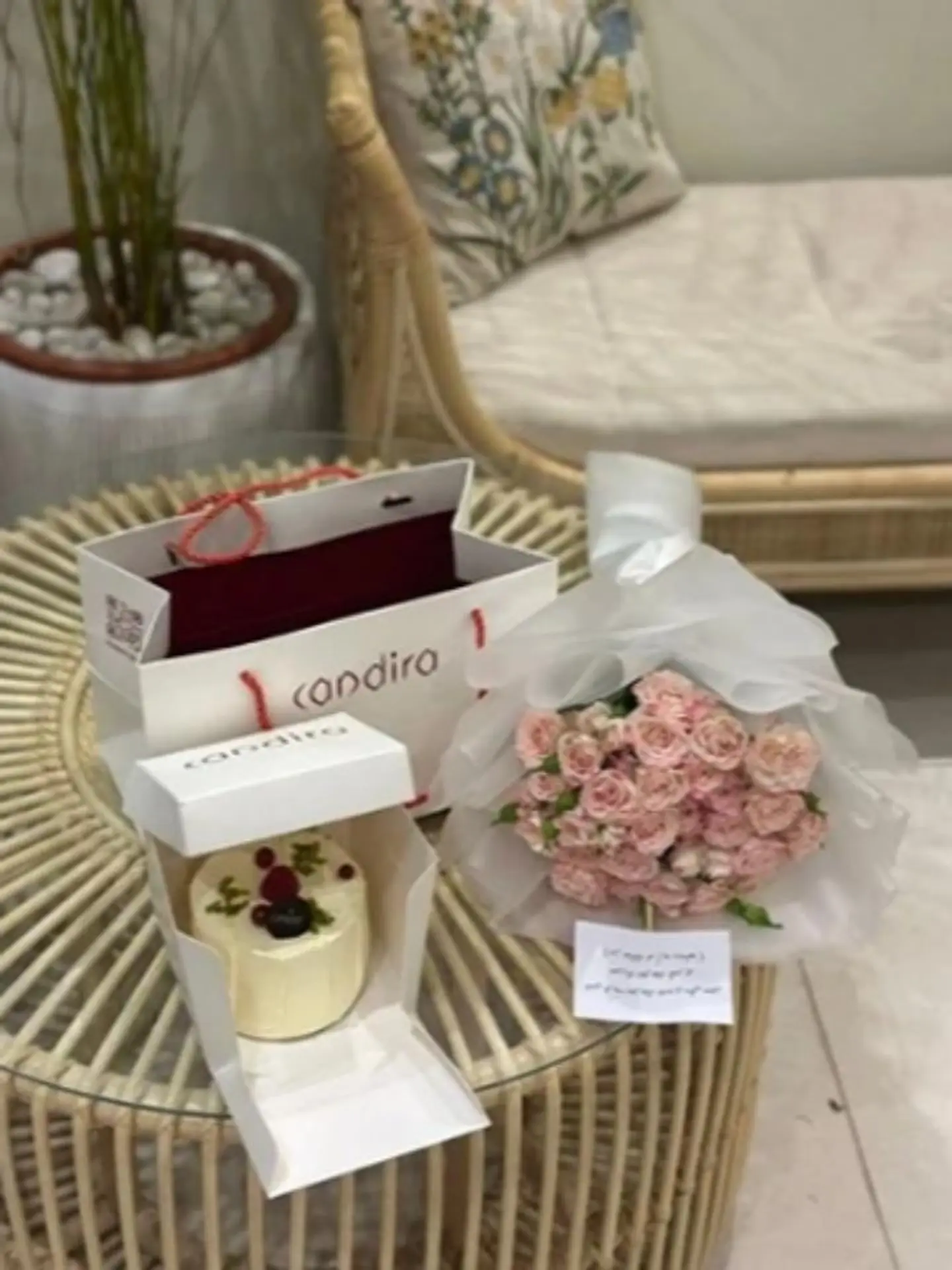 باقة ورد وكيك كانديرا