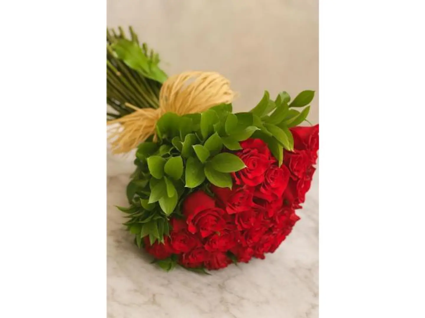 بوكيه جميل من ورود حمراء مع أوراق الروكسس