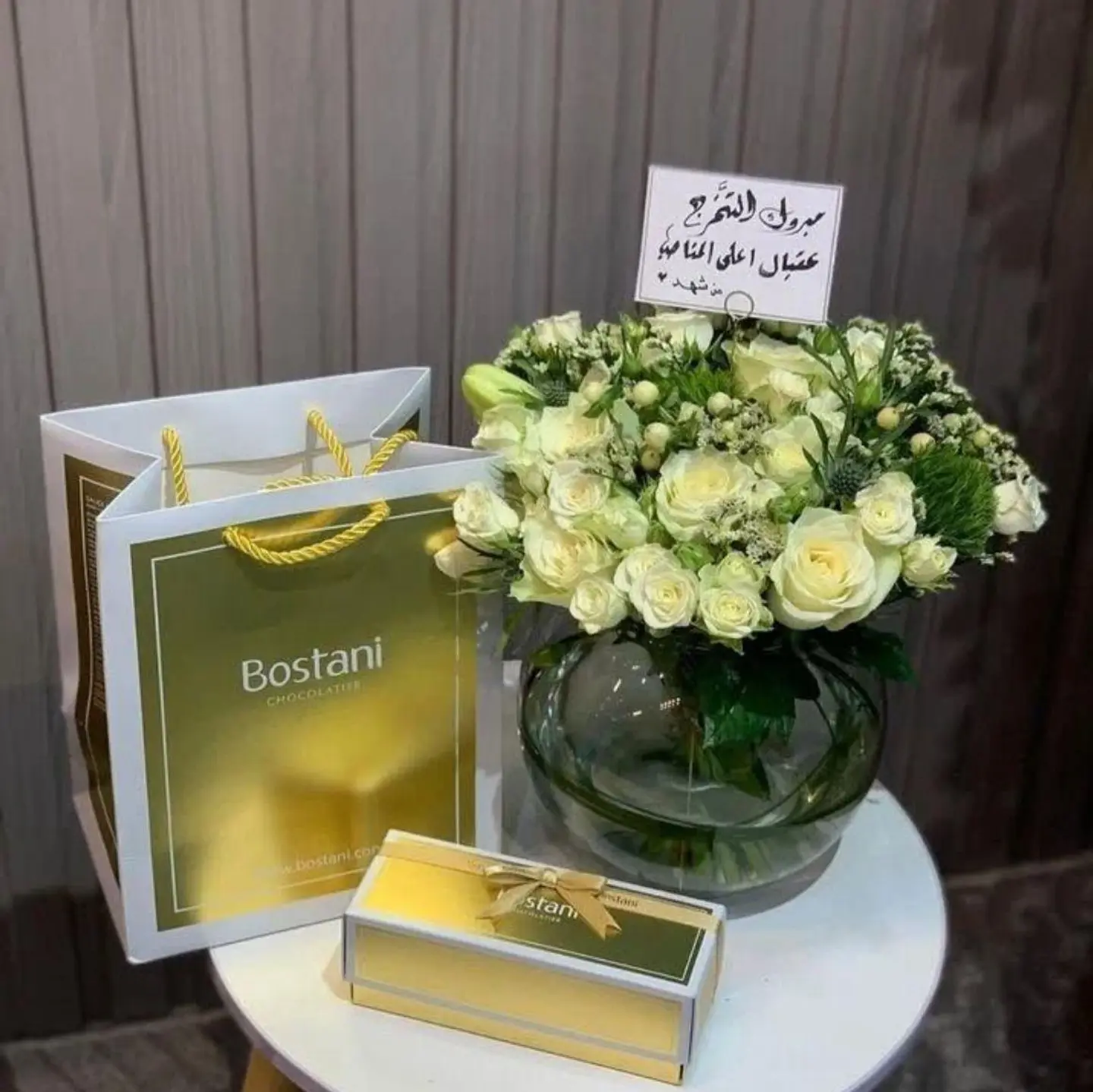 فازه ورد ابيض مع الحلا بستاني