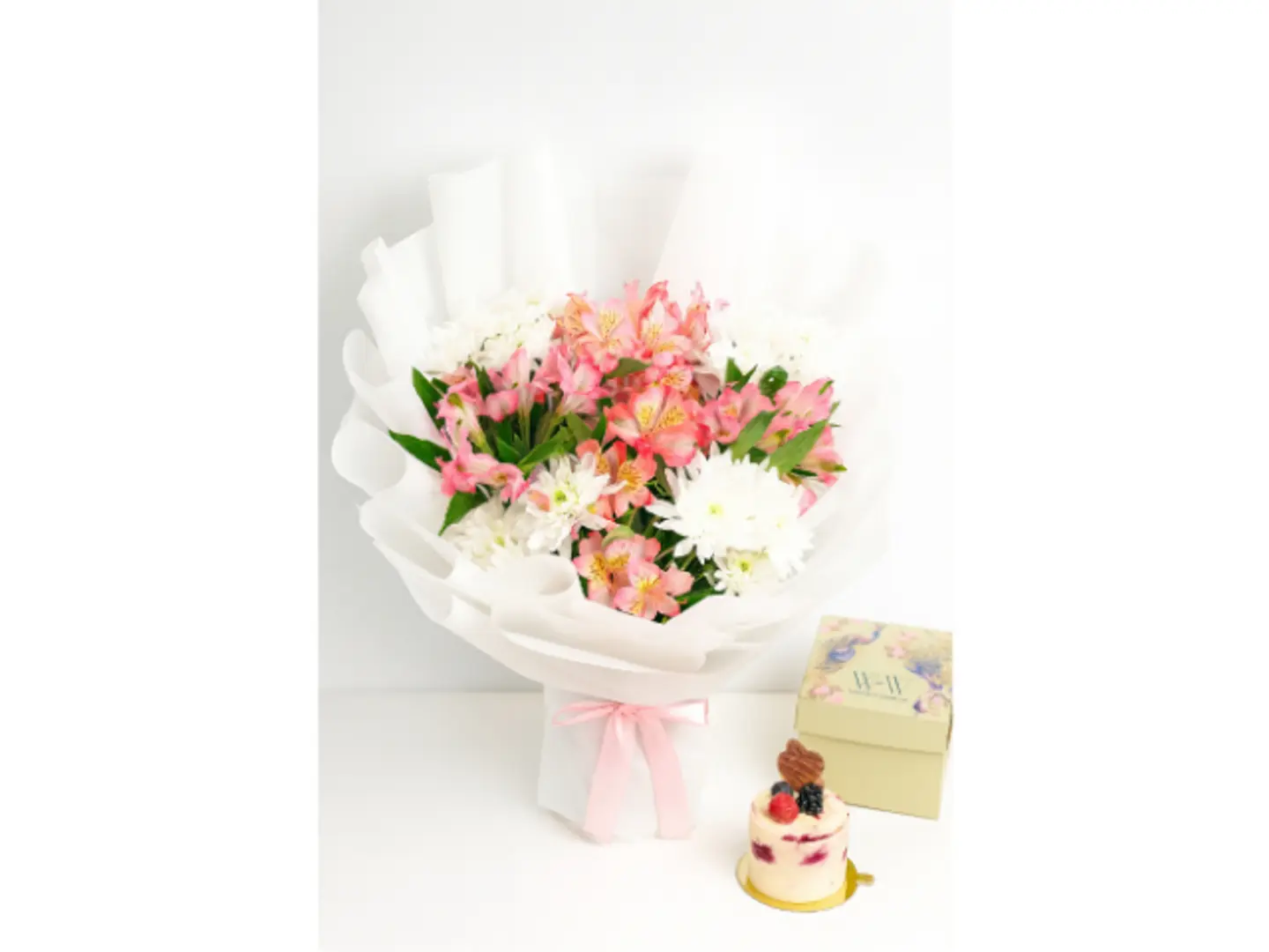 Mini Cake With Luxury Bouquet