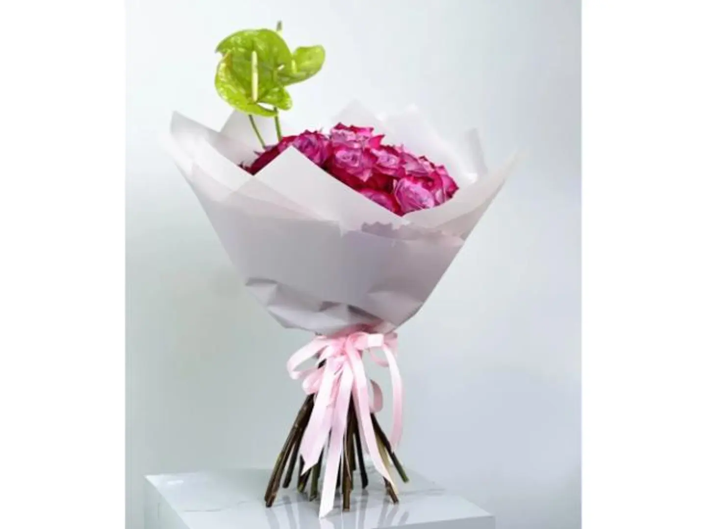 باقة الجوري الموف والانثريوم