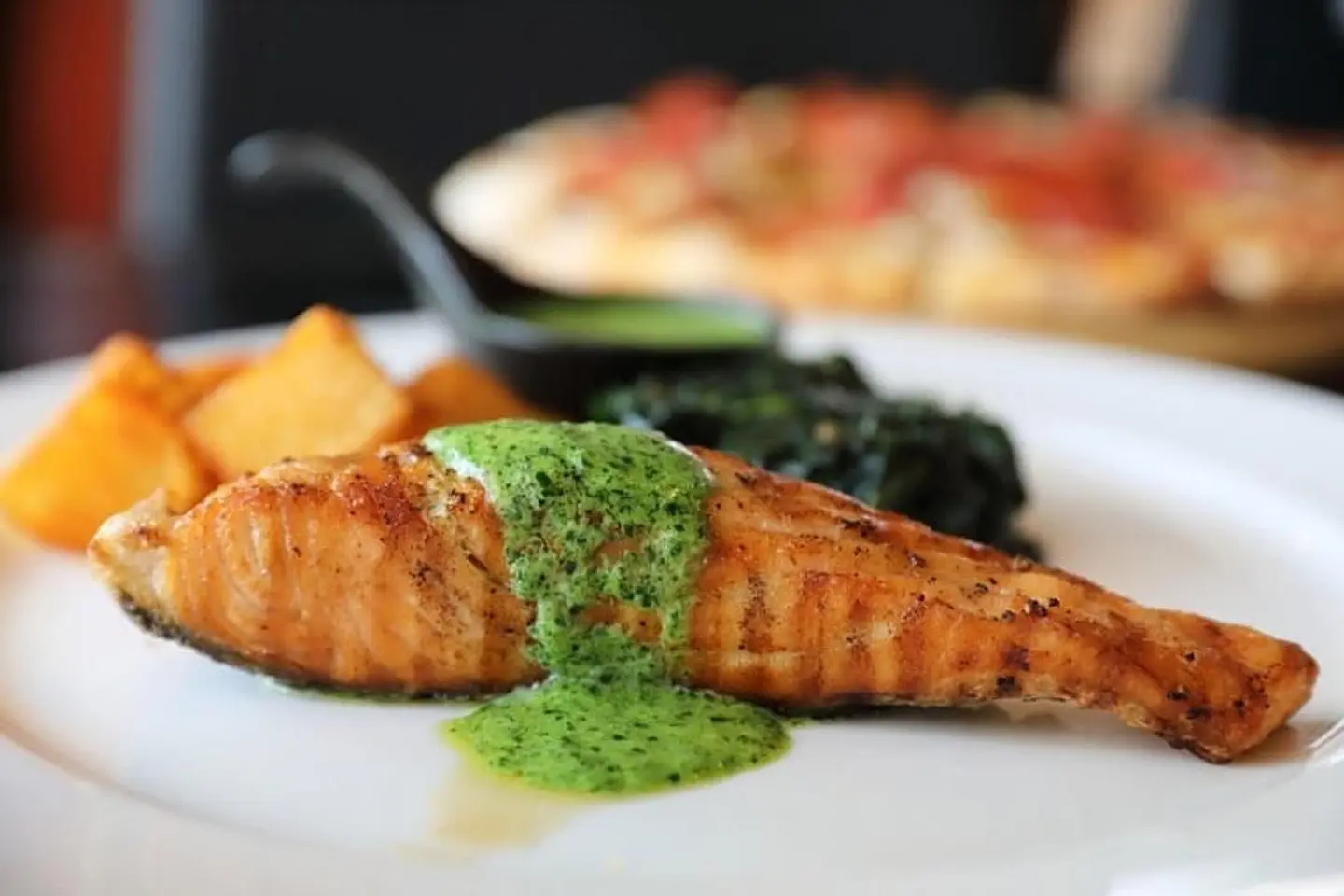 سالمون بصوص البيستو